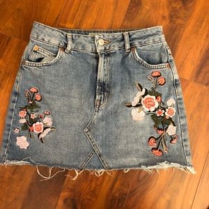 Detailed denim skirt